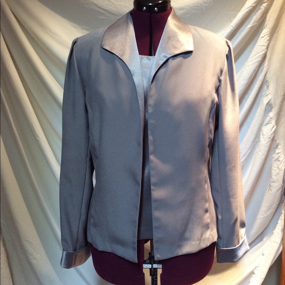 Drapers & Damon’s 14 silver/grey formal jacket and shell